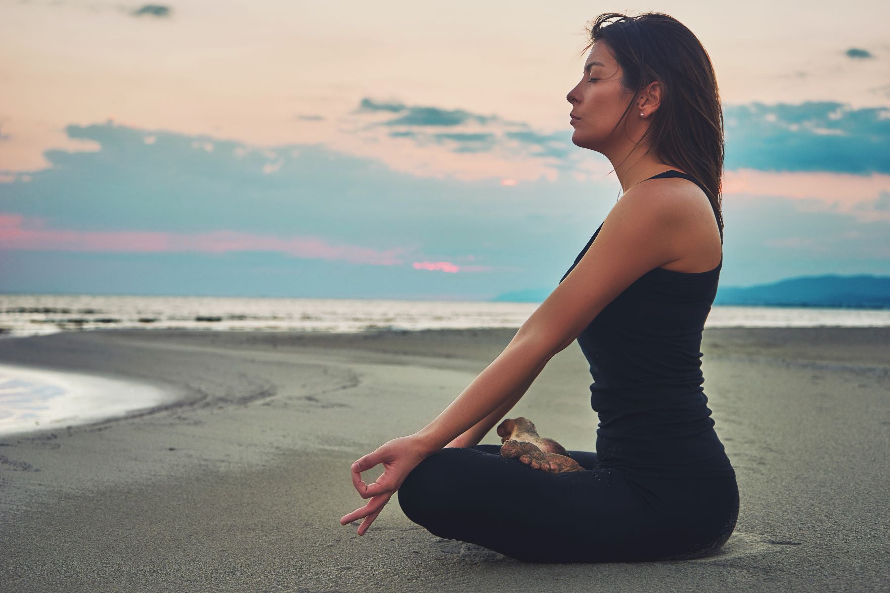 période de yoga sur le bord de la plage